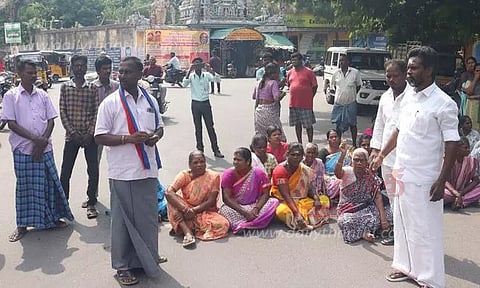 சமுதாய நலக்கூடம் கட்டிதரக்கோரி பொதுமக்கள் சாலை மறியல்