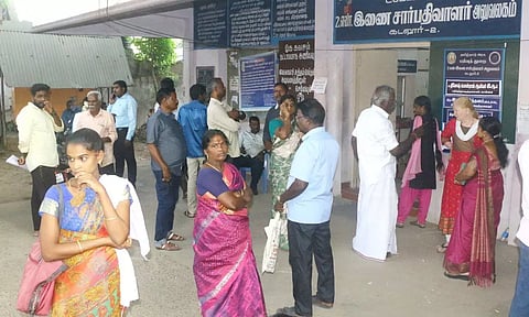 சுபமுகூர்த்த தினத்தால் கூடுதல் டோக்கன் வினியோகம்:சார்பதிவாளர் அலுவலகங்களில் குவிந்த மக்கள்