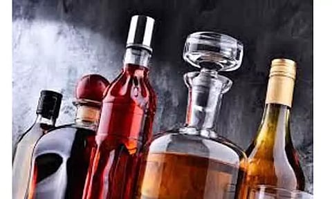 மார்த்தாண்டத்தில் மது விற்ற மூதாட்டி உள்பட 2 பேர் கைது