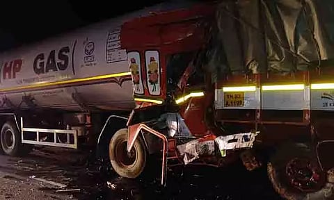 நின்று கொண்டிருந்த லாரி மீது கியாஸ் டேங்கர் லாரி மோதல்: டிரைவர் சாவு