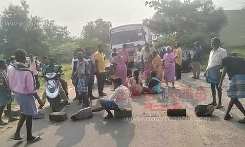 சாலையை சீரமைக்ககோரி பொதுமக்கள் மறியல் போராட்டம்