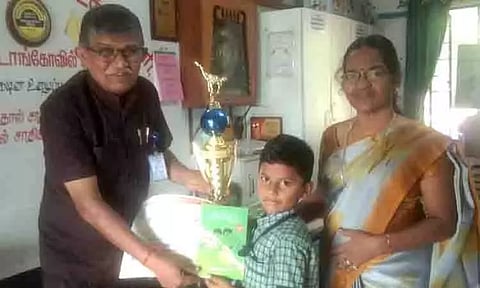 மாநில அளவிலான கராத்தே போட்டி: அரசு பள்ளி மாணவருக்கு பாராட்டு
