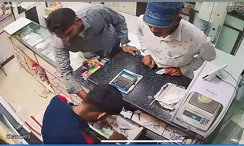 திண்டிவனம் நகைக்கடையில் நூதன முறையில் 5 பவுன் நகை அபேஸ்