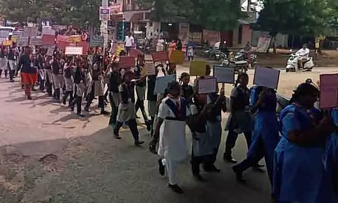 டெங்கு-பிளாஸ்டிக் ஒழிப்பு குறித்த விழிப்புணர்வு ஊர்வலம்