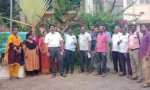 கூட்டுறவுத்துறை ஊழியர் சங்கத்தினர் ஆர்ப்பாட்டம்