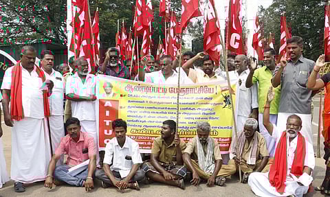 துப்புரவு தொழிலாளர் சங்கத்தினர் ஆர்ப்பாட்டம்