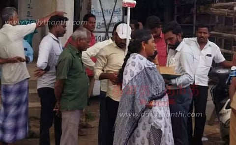 தடுப்பணையை சீரமைப்பதற்காக ஆக்கிரமிப்புகளை அகற்ற அதிகாரிகள் ஆய்வு