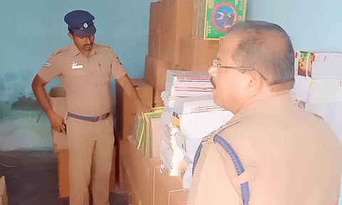 வீட்டில் பதுக்கி வைத்திருந்த ரூ.10 லட்சம் பட்டாசுகள் பறிமுதல்