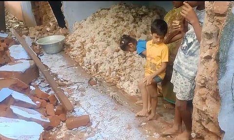 மழைக்கு 3 வீடுகளின் சுவர் இடிந்து விழுந்தது