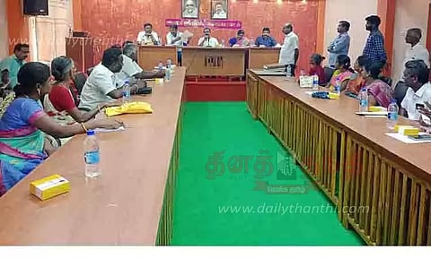 மக்கள் நலத்திட்டங்களை செயல்படுத்த அதிகாரிகள் அலட்சியம்-கவுன்சிலர்கள் குற்றச்சாட்டு