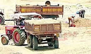 மணல் கடத்திய டிராக்டர் பறிமுதல்