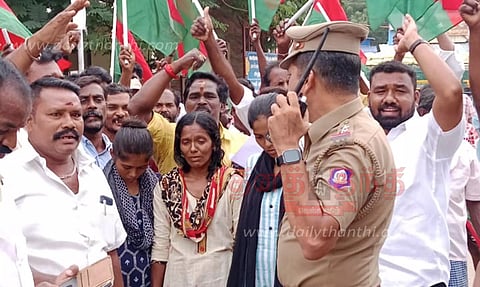 மின்சாரம் பாய்ந்து மின் ஊழியர் பலியான சம்பவம்: உடலை வாங்க மறுத்து உறவினர்கள் போராட்டம்