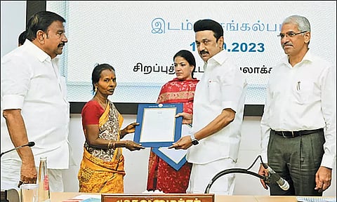 கிராம கணக்குகளில் மாறுதல் செய்யப்பட்ட 16 ஆயிரத்து 496 பட்டாக்கள்: முதல்-அமைச்சர் வழங்கினார்