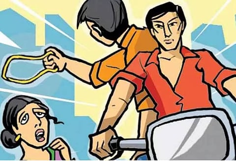 2 பெண்களிடம் 8 பவுன் நகை பறிப்பு