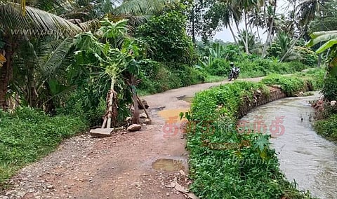 சாலையில் திடீ பள்ளம்; போக்குவரத்து பாதிப்பு