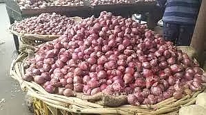 சின்ன வெங்காயம் கிலோ ரூ.100-க்கு விற்பனை