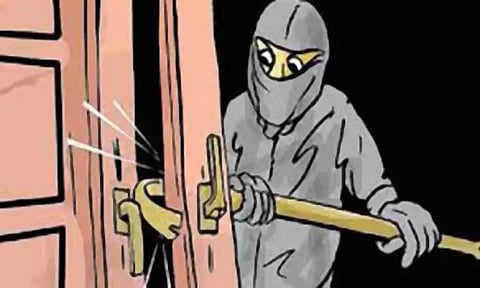 ஊத்துக்கோட்டை அருகே வங்கியில் கொள்ளை முயற்சி - அலாரம் ஒலித்ததால் நகை, பணம் தப்பியது