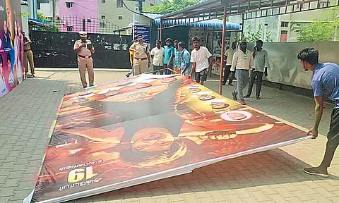 திருத்தணியில் 'லியோ' படம் வெளியாகும் தியேட்டர்களில் அதிகாரிகள் ஆய்வு