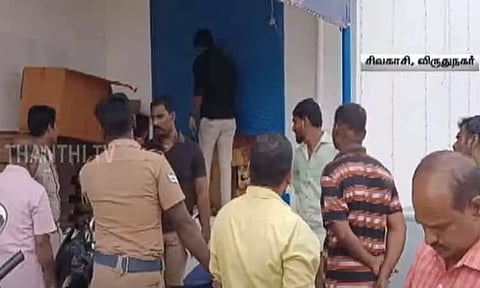சிவகாசியில் விதிமீறலில் ஈடுபட்ட 6 பட்டாசு கடைகளுக்கு சீல் - அதிகாரிகள் அதிரடி