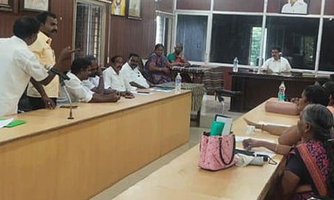 குழித்துறை நகராட்சியில் 21 வார்டுகளிலும் குடிநீர் பிரச்சினைஅவசர கூட்டத்தில் கவுன்சிலர்கள் புகார்