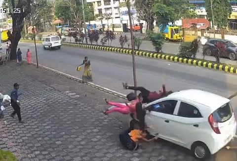 நடைபாதையில் சென்ற பெண், தறிகெட்டு ஓடிய கார் மோதி பலி