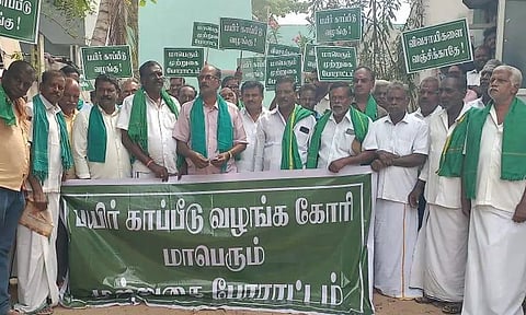 பயிர் காப்பீடு தொகை வழங்காததை கண்டித்து வேளாண் அலுவலகத்தை விவசாயிகள் முற்றுகை ; சிதம்பரத்தில் பரபரப்பு
