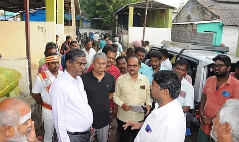 திண்டுக்கல் காந்தி மார்க்கெட்டில் ஆணையர் ஆய்வு