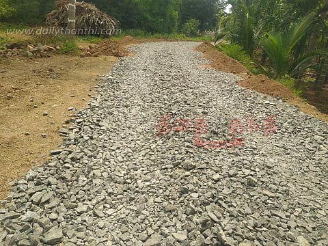 பாப்பிரெட்டிப்பட்டி அருகேதார்சாலை பணியை விரைந்து முடிக்க பொதுமக்கள் கோரிக்கை