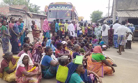 கிராம நிர்வாக அலுவலகத்தை பெண்கள் முற்றுகை-மறியல்