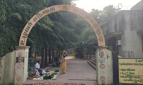 கறம்பக்குடியில் வெறிச்சோடி கிடக்கும் உழவர் சந்தை