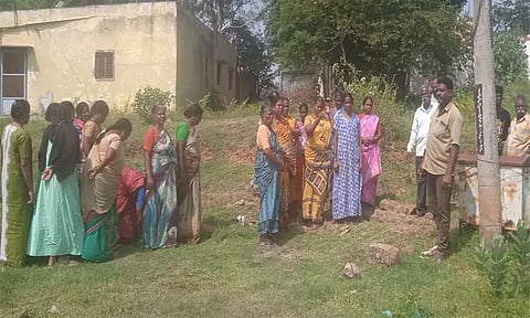 ஆழ்துளை கிணற்றின் மோட்டாரில் தாமிர கம்பிகள், வயர்கள் திருட்டுமர்ம நபர்களை பிடிக்க கோரி பெண்கள் தர்ணா