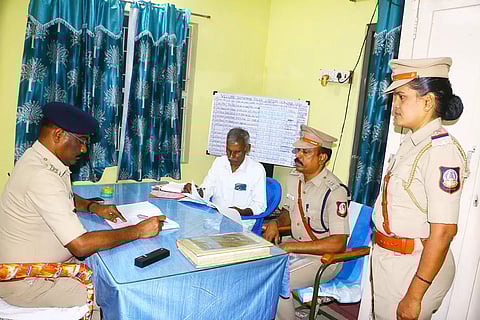 தெற்கு போலீஸ் நிலையத்தில் சூப்பிரண்டு திடீர் ஆய்வு