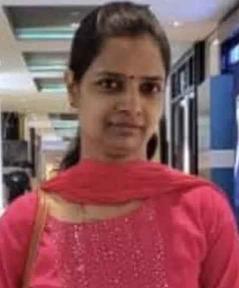 வேன் சக்கரத்தில் சிக்கி ஆசிரியை பலி