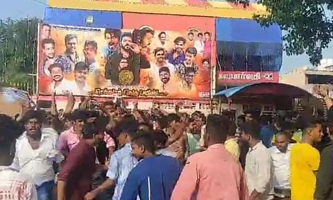 மேளதாளத்துடன் குவிந்த விஜய் ரசிகர்கள்