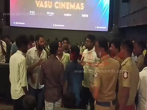 மதுப்பாட்டிலுடன் வந்தவர்களை வெளியே அனுப்பிய ஊழியர்கள்