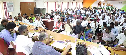 மழையால் சேதமடைந்த நெற்பயிர்கள் குறித்த கணக்கெடுக்கும் பணி நடக்கிறது