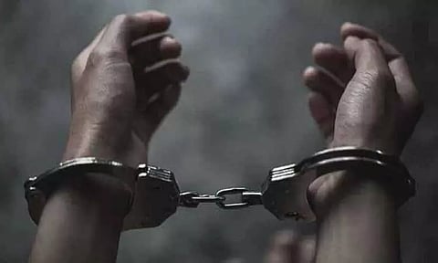 ஓரின சேர்க்கையாளர்களுக்குள் வன்முறை: 2 ஆண்கள் கூட்டு பாலியல் பலாத்காரம் - 3 பேர் கைது