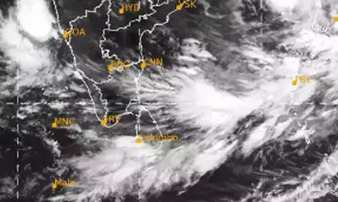 தென்கிழக்கு வங்கக்கடல் பகுதியில் குறைந்த காற்றழுத்தத் தாழ்வுப் பகுதி உருவானது...!
