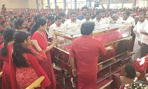 பங்காரு அடிகளாரின் உடலுக்கு சசிகலா நேரில் அஞ்சலி