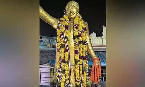 திருக்கழுக்குன்றத்தில் எம்.ஜி.ஆர் சிலையின் கையில் காவி துணியை கட்டியதால் பரபரப்பு