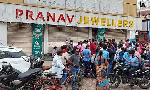 பொதுமக்களிடம் முதலீட்டு தொகை பெற்று மோசடி: பிரணவ் ஜுவல்லரி நகைக்கடைகளில் அதிரடி சோதனை