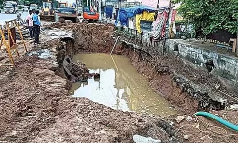 கிளாம்பாக்கம் பஸ் நிலையம் எதிரே மழைநீர் வடிகால் அமைக்கும் பணி: சென்னை- திருச்சி நெடுஞ்சாலையில் போக்குவரத்து நெரிசல்