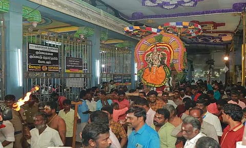 குலசை தசரா திருவிழா 5-ம் நாள் நிகழ்ச்சியில் நவநீதகிருஷ்ணர் கோலத்தில் முத்தாரம்மன் வீதி உலா