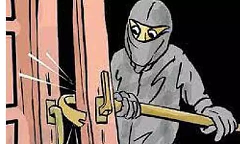 வீட்டின் கதவை உடைத்து வெள்ளி கொலுசுகள் திருட்டு