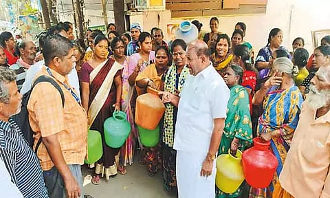 திருவொற்றியூரில் குடிநீர் கேட்டு காலி குடங்களுடன் பெண்கள் போராட்டம்