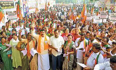 அமைப்பு சாரா தொழிலாளர்களின் கோரிக்கையை நிறைவேற்றக்கோரி பா.ஜ.க. கண்டன ஆர்ப்பாட்டம்