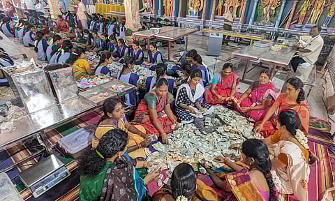 பழனி முருகன் கோவிலில் உண்டியல் காணிக்கை மூலம் ரூ.2½ கோடி வருவாய்