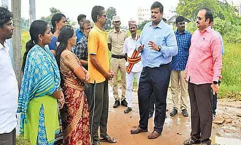 தினத்தந்தி செய்தி எதிரொலி: மழைநீர் தேங்கிய குடியிருப்பு பகுதியில் திருவள்ளூர் மாவட்ட கலெக்டர் ஆய்வு