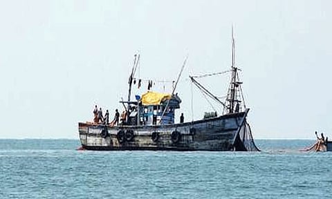 புயல் உருவாவதையொட்டி, மீனவர்களுக்கு இந்திய கடலோர காவல்படை எச்சரிக்கை