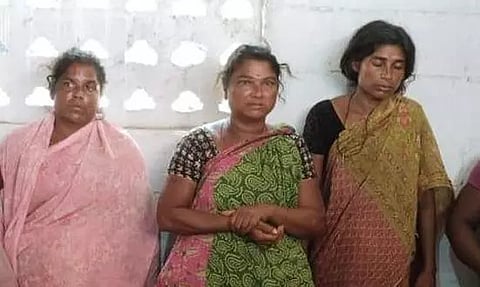 வங்கி ஊழியர் மனைவியின் கவனத்தை திசை திருப்பி 10 பவுன் நகைகள் திருட்டு